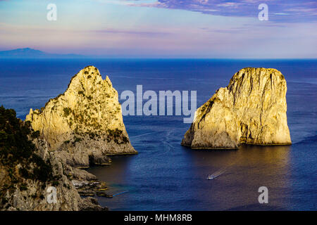 Sonne gegen I Faraglioni der Insel Capri im Golf von Neapel, Kampanien, Italien Stockfoto