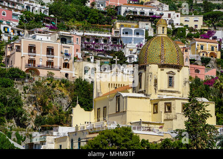 Nahaufnahme von Chiesa di Santa Maria Assunta in Positano, Amalfi Küste, Italien mit der Stadt im Hintergrund Stockfoto