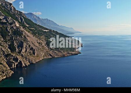 Aerial Photo Drohne Makarska, Kroatien. Küstenstadt, Meer und Berge Stockfoto