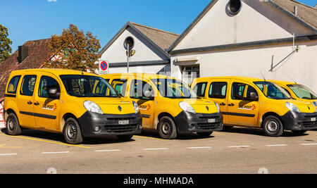 Andelfingen, Schweiz - 17. Oktober, 2017: geparkte Autos der Schweizerischen Post. Die Schweizerische Post ist den nationalen Postdienst der Schweiz, es ist ein öffentliches Unternehmen Stockfoto