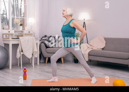 Schöne ältere Frau stürzt in den Morgen Stockfoto