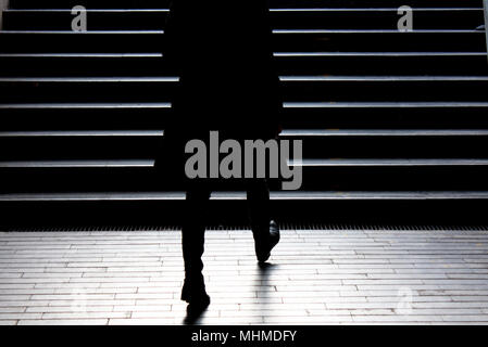 Urban night walk: Blurry Silhouette der junge elegante unabhängige Frau klettert die Straße der Stadt öffentliche Treppe im ruhigen Mondschein, allein, f Stockfoto