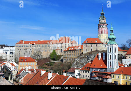 Panoramablick auf die historische Altstadt von Cesky Krumlov, die zum UNESCO-Weltkulturerbe seit 1992. Von links nach rechts, Turm der Burg und der Glockenturm Stockfoto