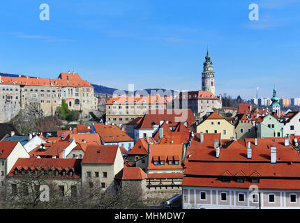 Panoramablick auf die historische Altstadt von Cesky Krumlov, die zum UNESCO-Weltkulturerbe seit 1992. In der rechten Ecke des Bildes, Turm der Burg und Stockfoto