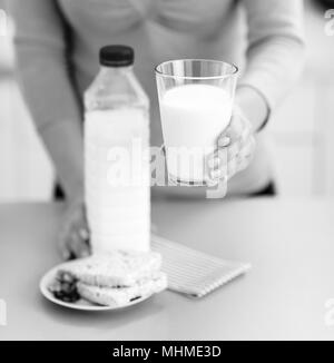 Closeup auf junge Frau in der Hand aus Glas Milch Stockfoto