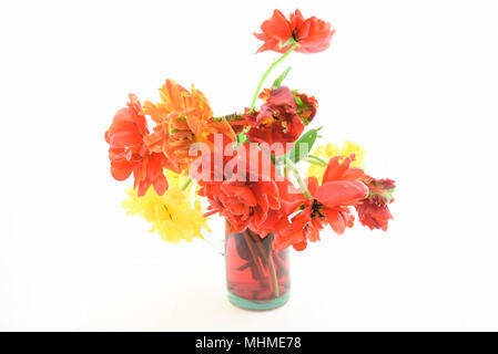 Vase oder Kanne mit Pfingstrose Tulip Blumen Stockfoto