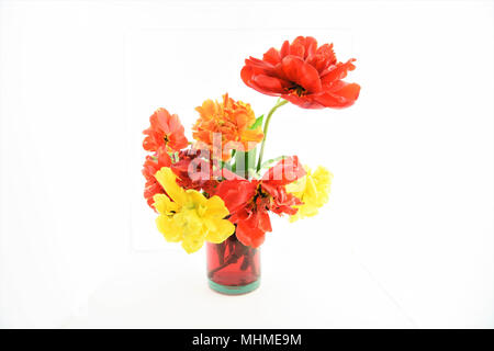 Vase oder Kanne mit Pfingstrose Tulip Blumen Stockfoto