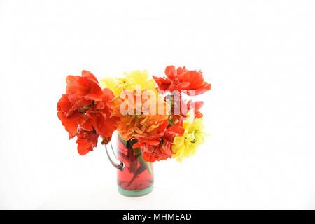 Vase oder Kanne mit Pfingstrose Tulip Blumen Stockfoto