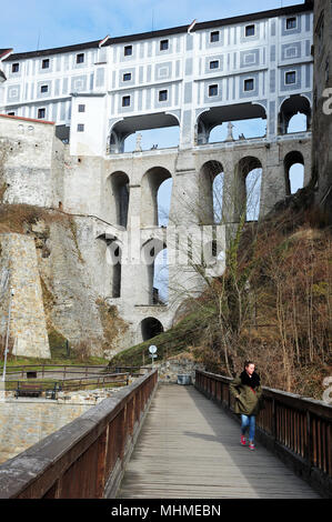 Cloack Brücke in Cesky Krumlov. Die Brücke'na plášti" oder "auf dem Mantel" erstreckt sich über den Graben auf der westlichen Seite der Oberen Burg. Es leitet seinen Namen f Stockfoto