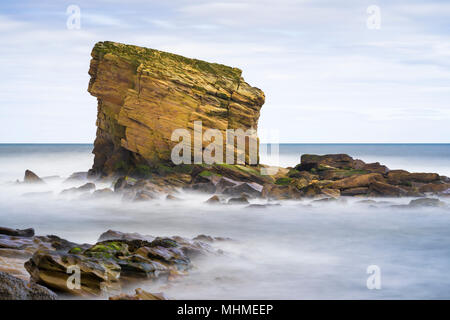 Lange Exposition der Nordsee und Charlie's Garden in Collywell Bay, Seaton Sluice, Northumberland Stockfoto