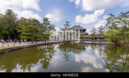 Schöne Aussicht auf den Teich am Eingang des Todaiji Tempel in Nara, Japan Stockfoto