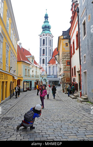 Ein Tourist hat ihr Bild mit dem Glockenturm der Kirche St. Jobst in der historischen Altstadt von Cesky Krumlov genommen Stockfoto