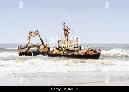 Beschädigte verlassenes Schiff an der Küste von Namibia Stockfoto