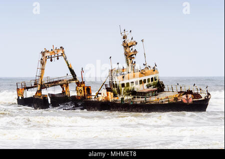 Beschädigte verlassenes Schiff an der Küste von Namibia Stockfoto