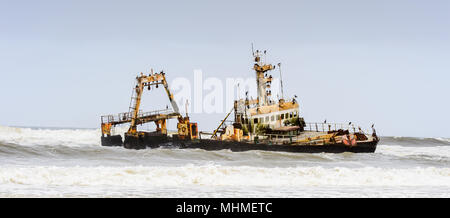 Beschädigte verlassenes Schiff an der Küste von Namibia Stockfoto