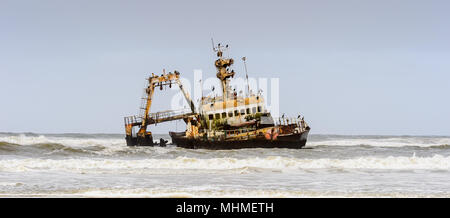 Beschädigte verlassenes Schiff an der Küste von Namibia Stockfoto