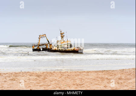 Beschädigte verlassenes Schiff an der Küste von Namibia Stockfoto