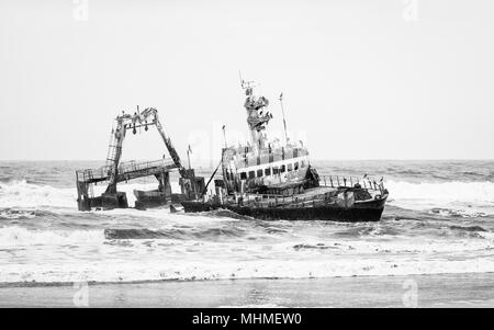 Beschädigte verlassenes Schiff an der Küste von Namibia Stockfoto