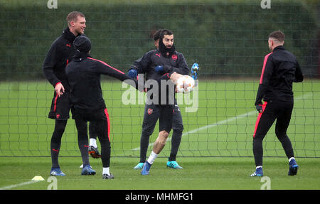 Von Arsenal Henrikh Mkhitaryan (Mitte) mit Teamkollegen während des Trainings in London Colney. Stockfoto