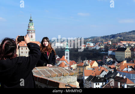 Touristen, die mobile Bilder von Cesky Krumlov, Tschechische Republik, von der Aussichtsplattform auf der Burg der Stadt. Stockfoto