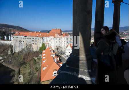 Cesky Krumlov, Tschechische Republik - Besucher mit Blick auf's Schloss Cesky Krumlov komplexe vom Turm des Schlosses Stockfoto