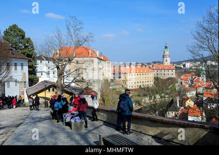 Touristen bewundern die Aussicht von der Schloss Cesky Krumlov, Tschechische Republik. Im Hintergrund ist der markante Turm des Schlosses. Stockfoto