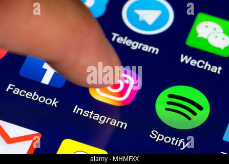 Finder Drücken der Instagram app Symbol Verknüpfung auf einem Tablet-PC oder Smartphone. Stockfoto