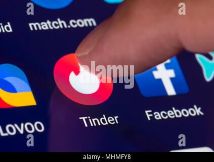 Finger, mit dem ein Symbol an den Zunder dating-App auf einem Tablet-PC oder Smartphone laden. Zunder social media. Stockfoto