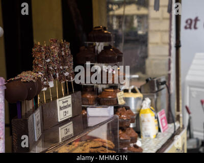 Schokolade und andere Süßigkeiten zum Verkauf an Verkaufsständen auf der Taste of Spring Food Fair in Banbury, Oxfordshire, am 22. April 2018 Stockfoto