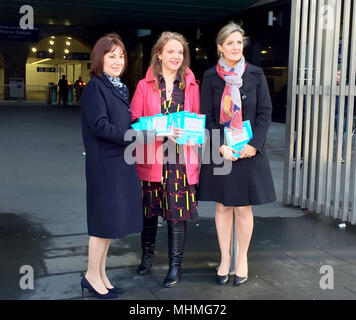 Minister für Kultur, des Erbes und der gaeltacht Josefa Madigan mit Fine Gael (links) und Senator Catherine (Mitte) Niemand mit einem Kollegen werben um ein Ja in der Volksabstimmung die Abtreibung, außerhalb der Pearse Street Station in Dublin. Stockfoto