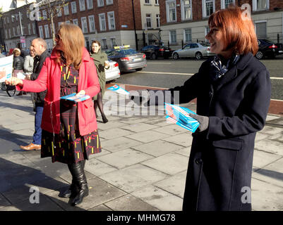 Minister für Kultur, des Erbes und der gaeltacht Josefa Madigan (rechts) mit Senator Catherine Noone, Ausgabe Ja Stimmen Merkblätter, die Pendler außerhalb Pearce Street Station in Dublin. Stockfoto