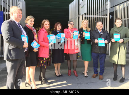 Minister für Kultur, des Erbes und der gaeltacht Josefa Madigan mit Fine Gael (4. links) und Senator Catherine Noone (3 links) mit Kollegen werben um ein Ja in der Volksabstimmung die Abtreibung, außerhalb der Pearse Street Station in Dublin. Stockfoto