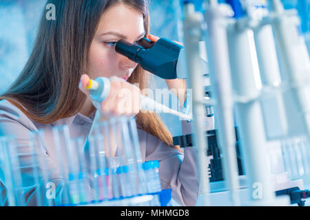 Junge Chemiker im Labor. Wissenschaftler mit Mikroskop im Labor Stockfoto