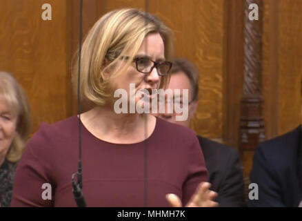 Ehemalige Innenminister Amber Rudd spricht von der Rückseite Bänke während des Ministerpräsidenten Fragen im Unterhaus, London. Stockfoto