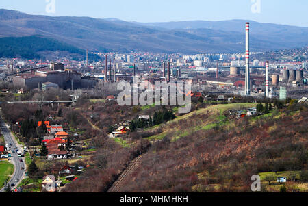 Industrielle Stadt - Industrieanlage in der Stadt. Nicht-funktionierende Eisenhütte. Stockfoto