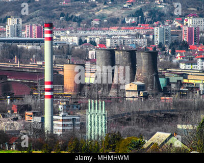 Industrielle Stadt - Industrieanlage in der Stadt. Nicht-funktionierende Eisenhütte. Stockfoto