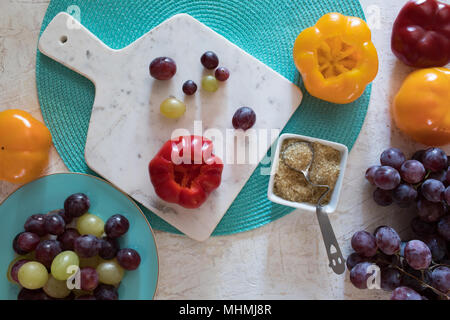 Zutaten für die Zubereitung eingelegte Tomaten Paprika mit Trauben gefüllt. Ansicht von oben geschossen. Stockfoto