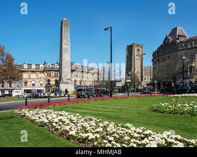 Aussicht Gärten und das Kriegerdenkmal und St. Peters Kirche im Frühjahr Harrogate, North Yorkshire England Stockfoto