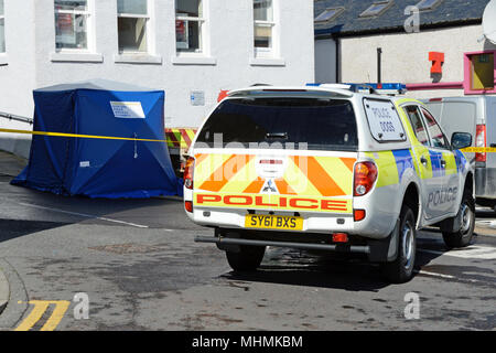 Polizei forensische Zelt und Polizei Fahrzeug an der Szene der ein Verbrechen in Großbritannien Stockfoto