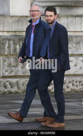 Inhaber von Ashers Bäckerei Daniel McArthur (rechts) mit seinem Vater Colin McArthur Ankunft im Royal Courts of Justice in Belfast, wo das Oberste Gericht prüft Fragen zu Gay der Ashers Baking Company 'Kuchen' Fall verbunden. Bild Datum: Mittwoch, Mai 2, 2018. Die christlichen Besitzer von Ashers Bäckerei gefunden wurden durch die Weigerung, im Jahr 2014 das Produkt Eistee mit dem Slogan unterstützen homosexuellen Ehe zu machen diskriminiert zu haben. Die Bestellung von Schwulen Bürgerrechtler Gareth Lee platziert wird in der Mitte des obersten Gerichts verhandlung in Belfast in dieser Woche. Siehe PA Geschichte ULSTER Kuchen. Photo Credit: Brian Gesetzlosen/ Stockfoto