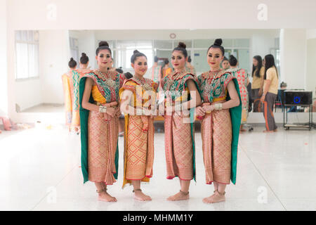 Portrait von Thai Jungen Dame tragen traditionelle thailändische Kleid im Ankleidezimmer Stockfoto