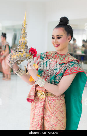 Portrait von Thai Jungen Dame tragen traditionelle thailändische Kleid im Ankleidezimmer Stockfoto