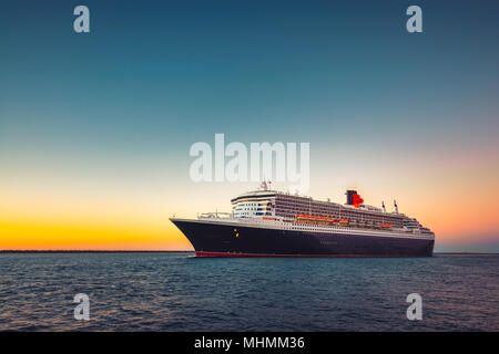 Adelaide, Australien - 16. Februar 2018: Cunard Line RMS Queen Mary 2 das Flaggschiff mit Menschen an Bord Verlassen äußeren Hafen in Port Adelaide für Kreuzfahrt Stockfoto