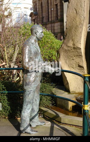 Eine Bronzestatue in voller Größe des klassischen Komponisten Sir Edward Elgar in Great Malvern Stockfoto