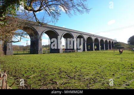 Das Toddington Viadukt - Teil der ehemaligen Great Western Railway. Die Rennstrecke lief früher von Toddington zur Cheltenham Rennbahn und einmal über Stratford-upon-Avon in die Midlands. Die Strecke ist noch funktionsfähig und eine Wiederöffnung ist möglicherweise möglich. Stockfoto