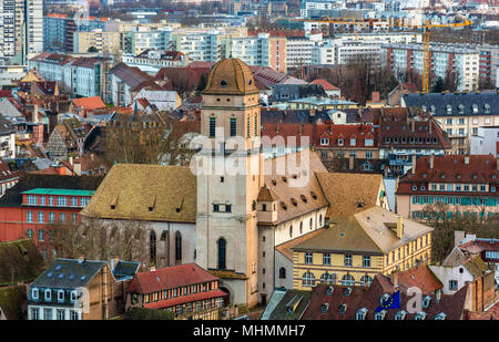 Blick auf die Kirche Sainte-Madeleine in Straßburg, Frankreich Stockfoto