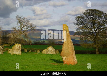 Long Meg und ihre Töchter, in der Nähe von Penrith und Little Salkeld, Cumbria. Dies ist der drittgrößte Steinkreis in England, bestehend aus einem ovalen Ring mit einer Größe von 300 x 360 Fuß und mehreren großen Steinen, von denen der größte und höchste Long Meg, der „andere Stein“, ist. Stockfoto