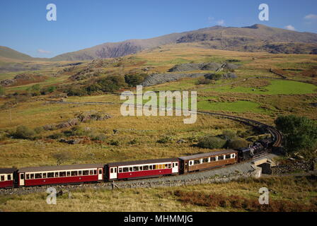 Blick auf die Welsh Highland Railway in der Nähe von Rhyd-DDU in Gwynedd, North Wales - eine ideale Möglichkeit, die Landschaft des Snowdonia-Nationalparks zu sehen. Stockfoto