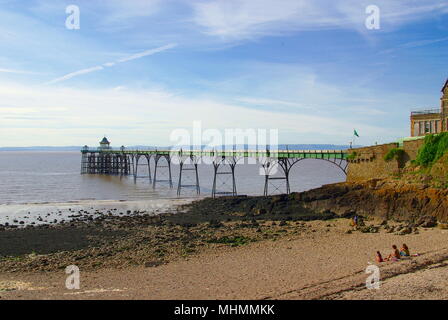 Blick auf den Pier im Badeort Clevedon in der Grafschaft Avon. Der Pier wurde 1869 eröffnet. Seitdem wurden zahlreiche Reparatur- und Restaurierungsarbeiten durchgeführt, und der Pier ist nun ein Gebäude der Kategorie I. Stockfoto