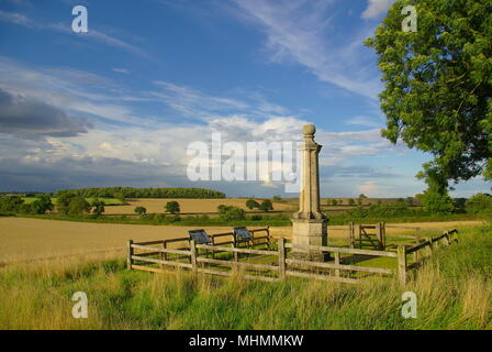 Das Civil war Memorial mit Blick auf das Schlachtfeld (Broad Moor) in Naseby in Northamptonshire. Die Schlacht von Naseby fand am 14. Juni 1645 während des Englischen Bürgerkriegs statt. Stockfoto